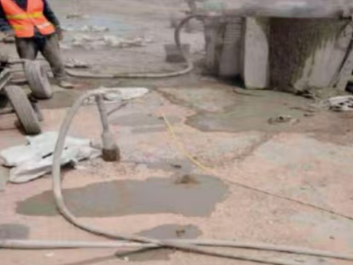 利辛水泥混凝土路面板底注浆技术 路面脱空注浆整治方案